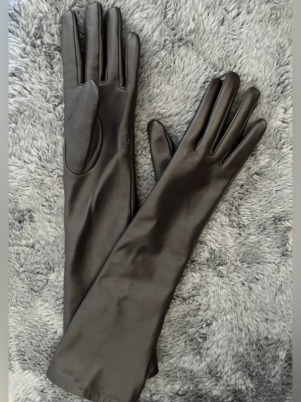 Elegant and Luxurious HiSO Leather Gloves. Made out of Leather and Cashmere